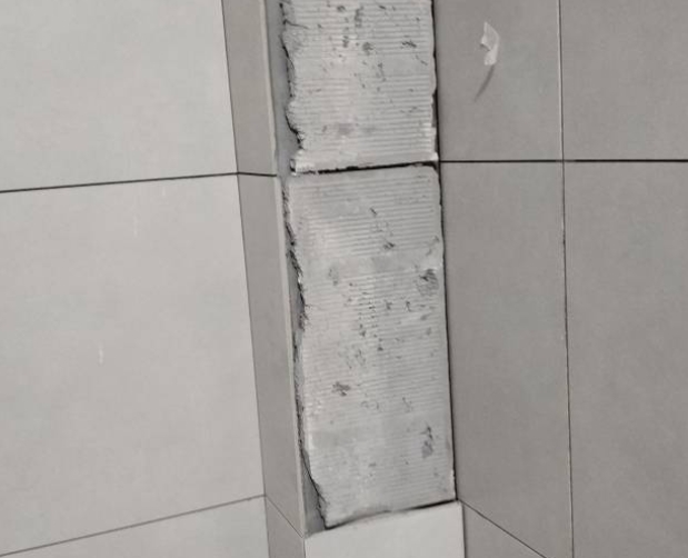 楚雄瓷砖空鼓维修公司分享下瓷砖施工前基层浇水润湿程度不足，可能导致以下问题